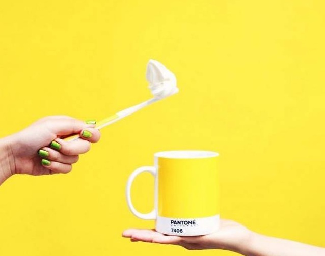 潘通黃.jpg 潘通黃.jpg